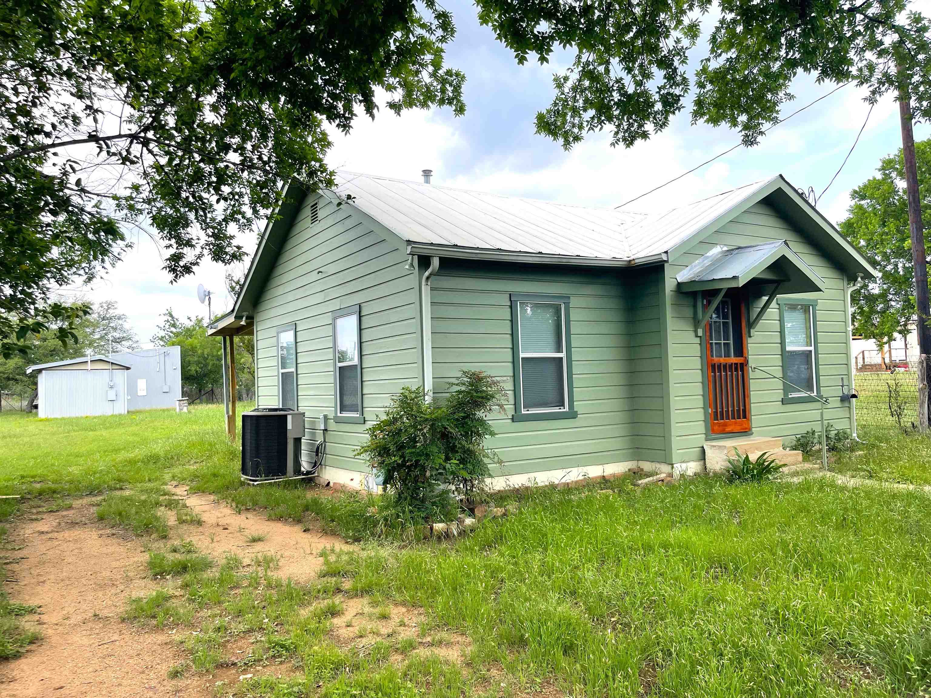 1005 Elm, Llano