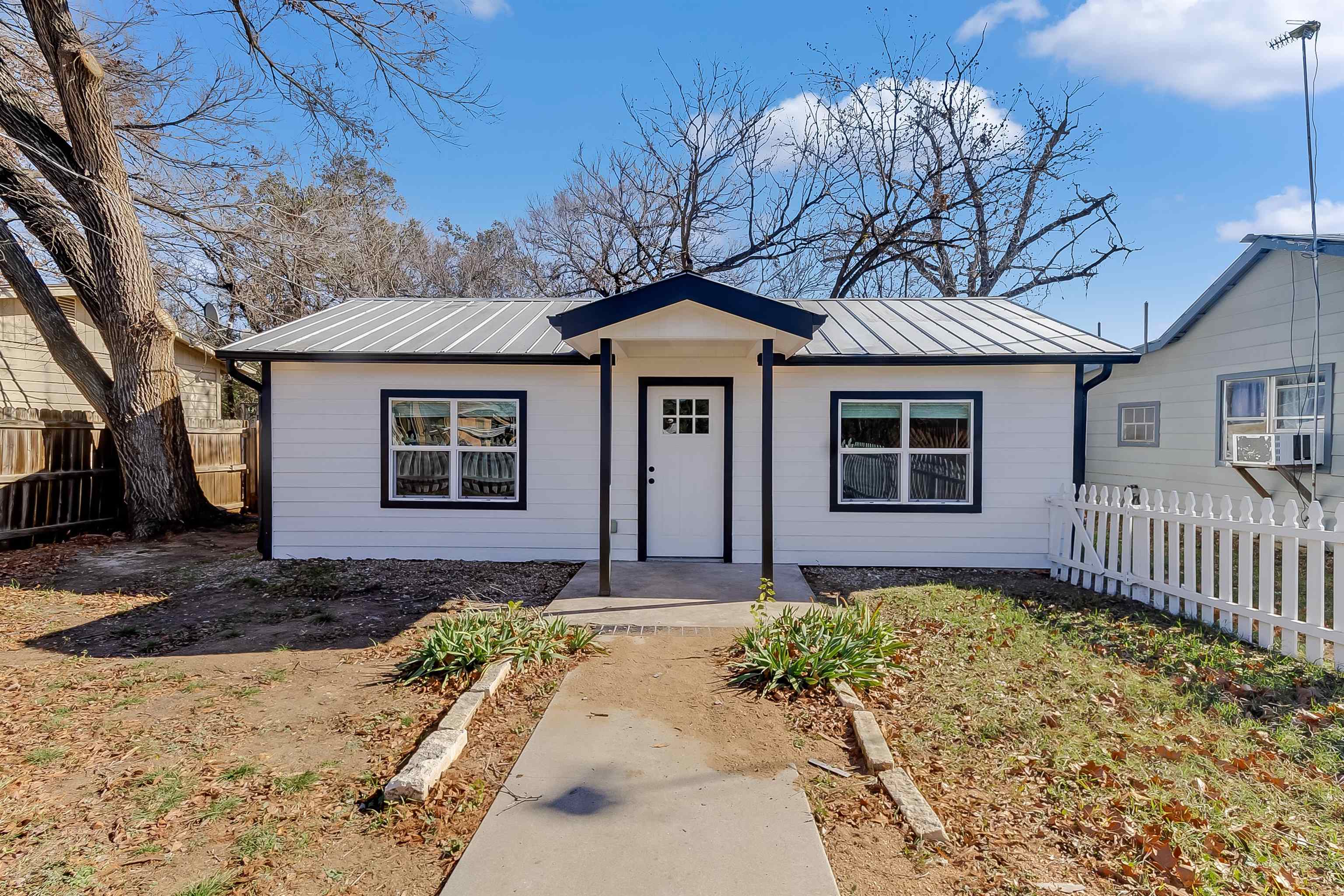 704 Sheffield, Llano