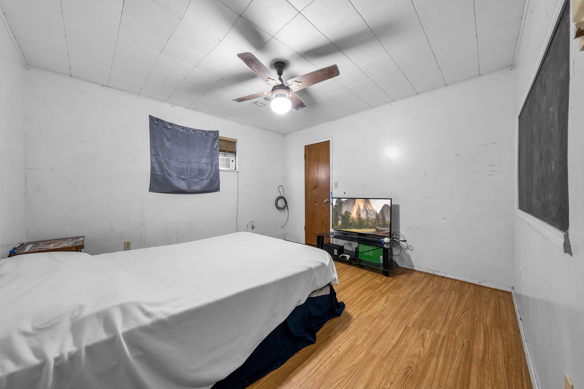 2048x1367