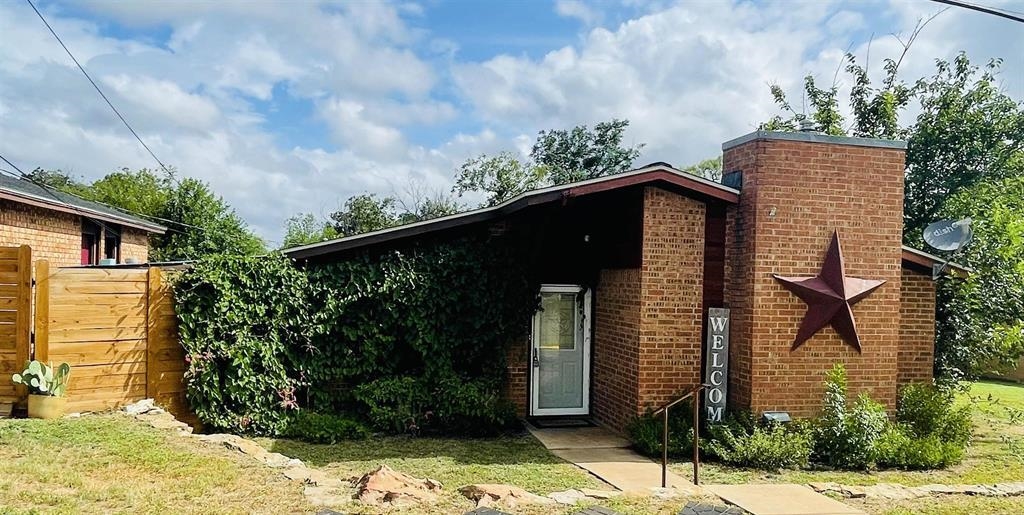 905 Brown, Llano
