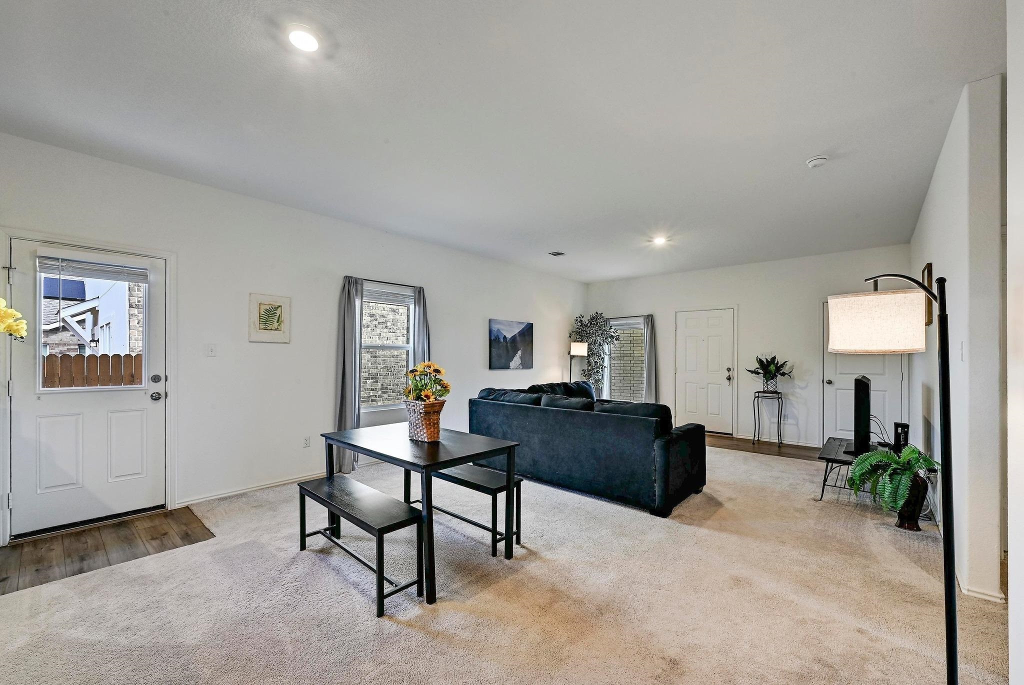 2048x1370