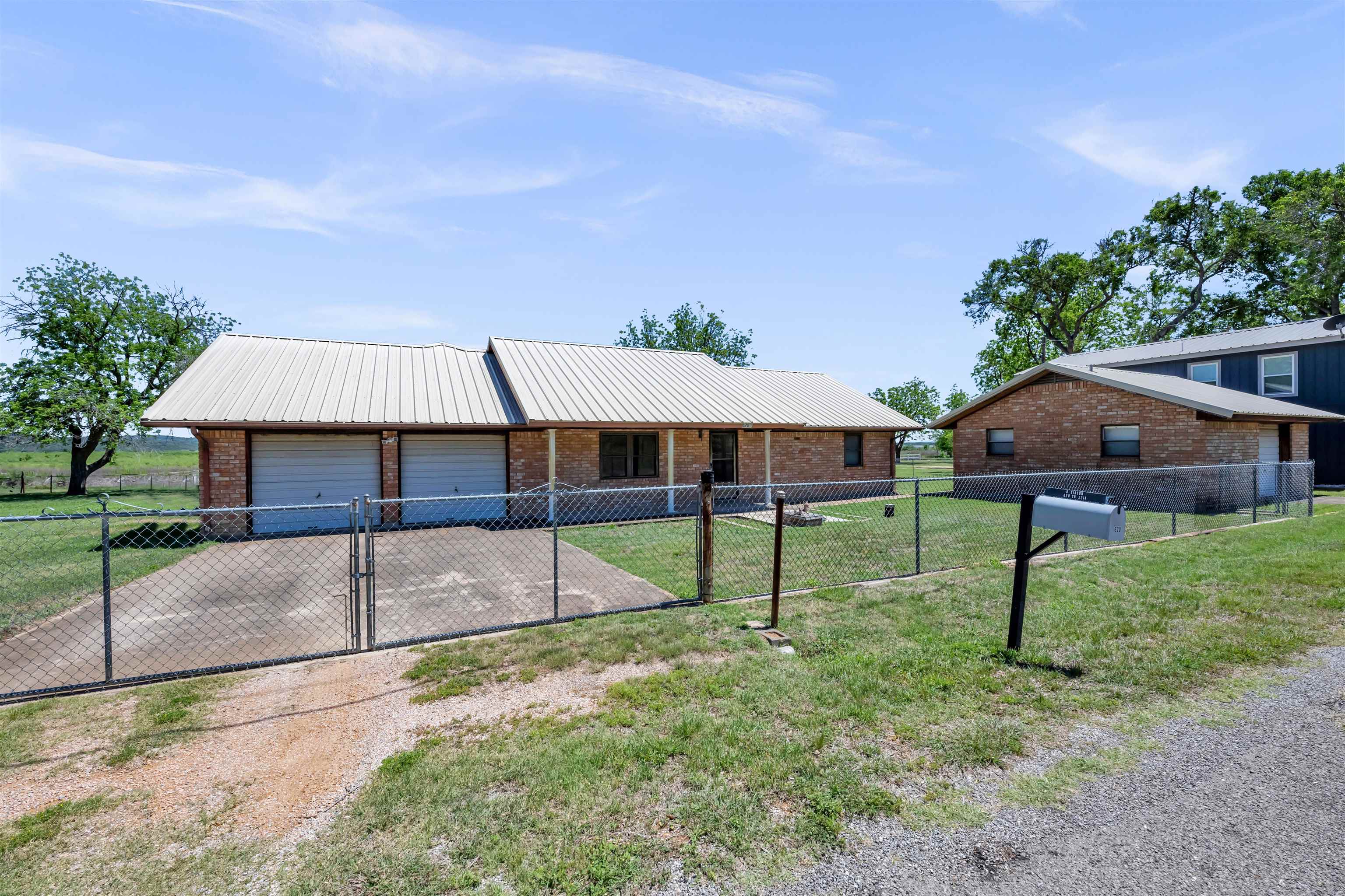 620 County Road 221A, Tow