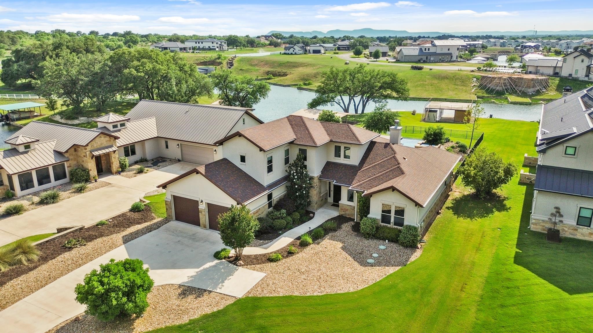 100 Red Barn, Kingsland