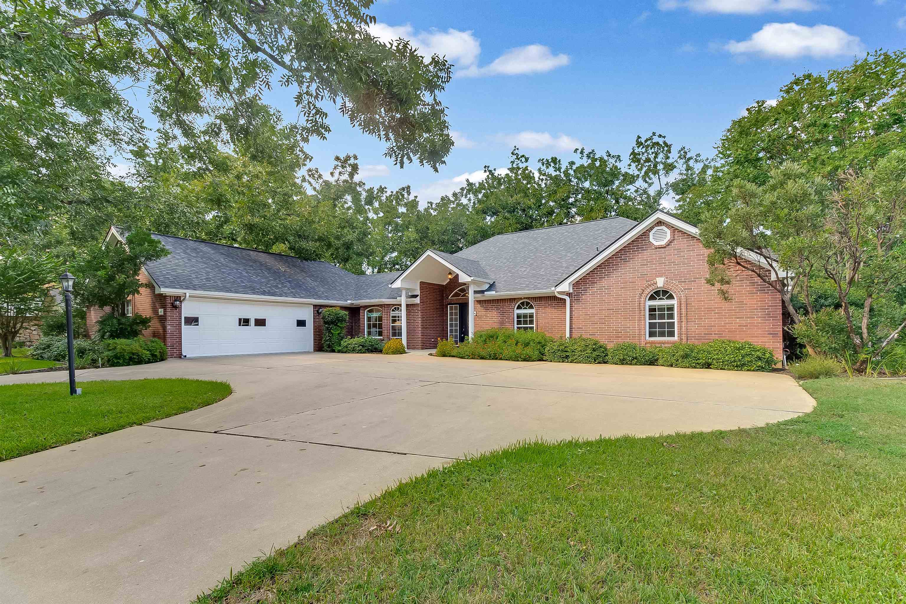 300 San Saba, Meadowlakes