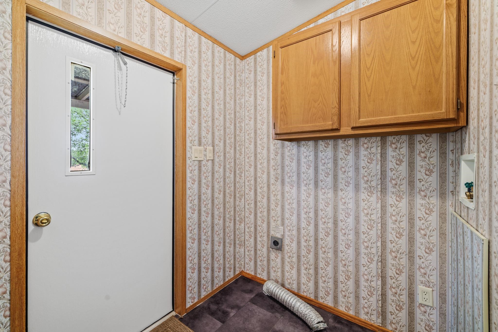 2048x1366